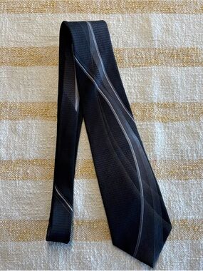 JOSEPH & FEISS Tie 100% Silk Black & Grey Swirl 60.5"L x 4"W